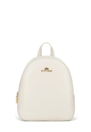 Bílý kožený batoh zaobleného tvaru, se zlatými kovovými detaily, vyraženým logem na přední straně a s horním držadlem pro nošení.