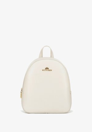 Weißer Leder-Rucksack mit runder Form, goldenen Hardware-Details, geprägtem Logo auf der Vorderseite und einem Griff oben zum Tragen.