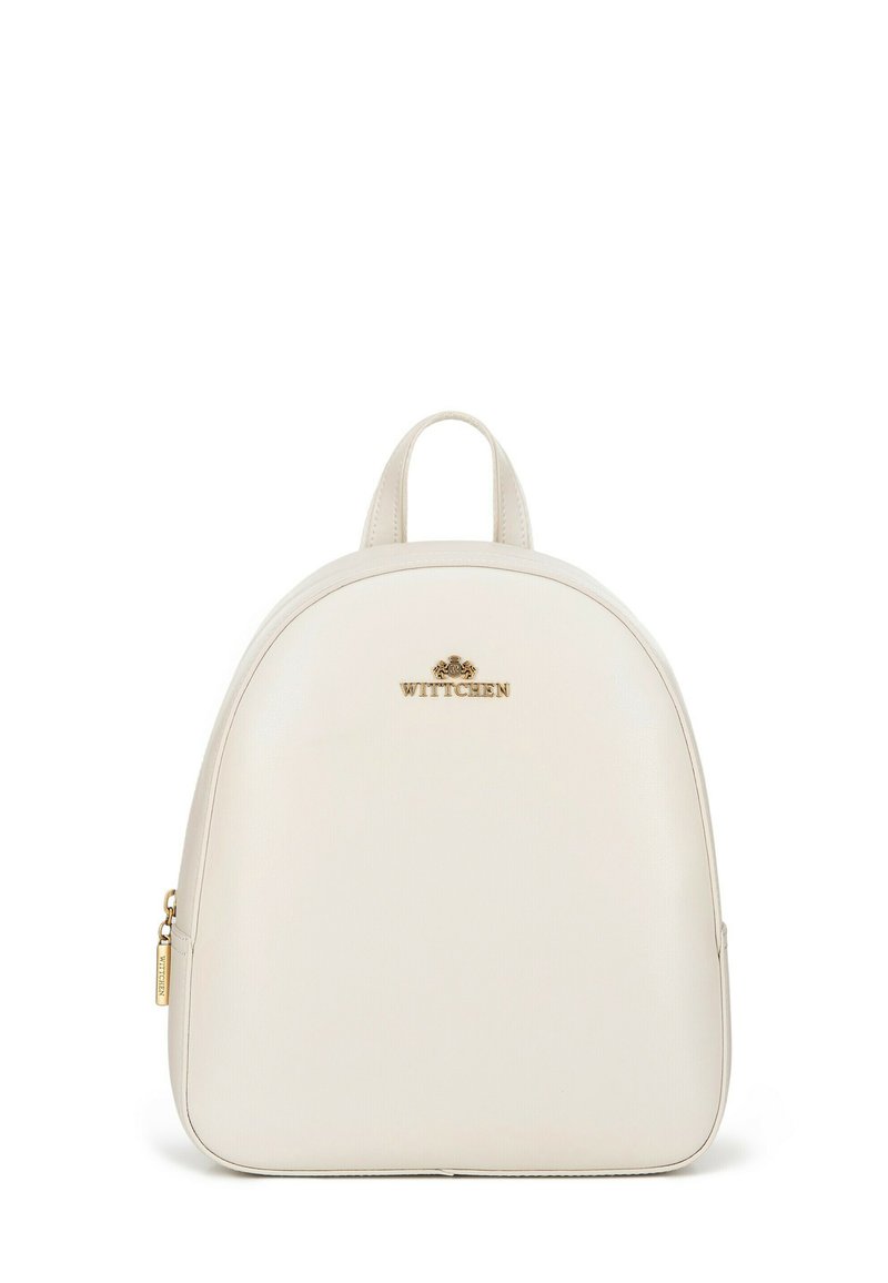 Zaino bianco in pelle con forma arrotondata, dettagli in hardware dorato, logo impresso sul davanti e una maniglia superiore per il trasporto.