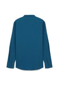 Camicia a maniche lunghe in tessuto teal con finitura texture. Presenta un colletto italiano e polsini con bottoni. Orlo arrotondato nella parte inferiore.