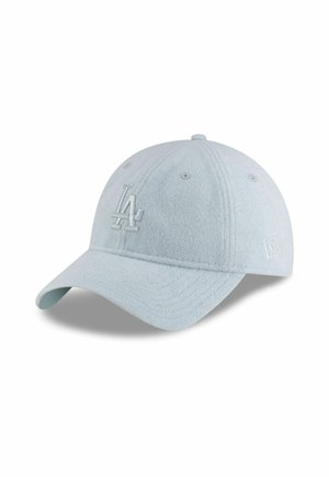 Gorra azul clara hecha de un material texturizado, con un logotipo bordado de "LA" en la parte frontal, visera curva y ojales de ventilación.