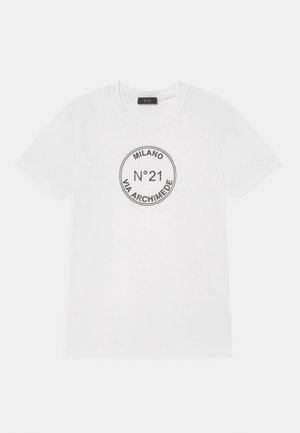 T-shirt blanc à manches courtes avec un logo circulaire noir inscrit "Milano N°21 Via Archimede" sur la poitrine.