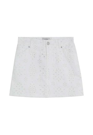 Minifalda blanca con patrón floral de ojales, bolsillos delanteros, trabillas para cinturón y cierre de botones.