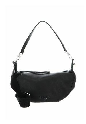 Borsa a tracolla nera in pelle con forma curvata, chiusura con zip e tracolla regolabile. Presenta dettagli testurizzati e un piccolo logo sul davanti.