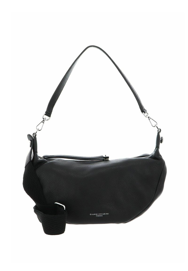 Sac à main en cuir noir à la forme courbée, fermeture éclair et bandoulière réglable. Présente des accents texturés et un petit logo sur le devant.