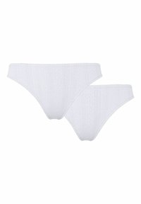 Deux culottes bikini pour femmes en coton blanc avec des motifs subtils de rayures verticales et de festons, posées à plat sur un fond blanc.