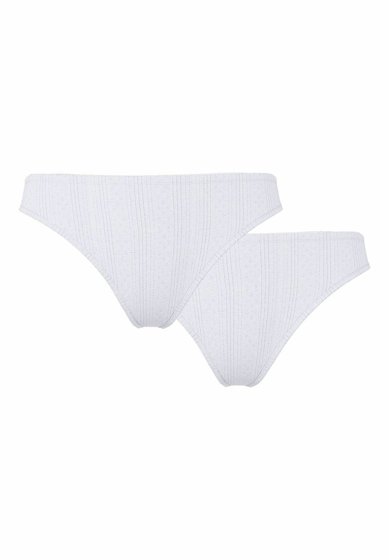 Deux culottes bikini pour femmes en coton blanc avec des motifs subtils de rayures verticales et de festons, posées à plat sur un fond blanc.