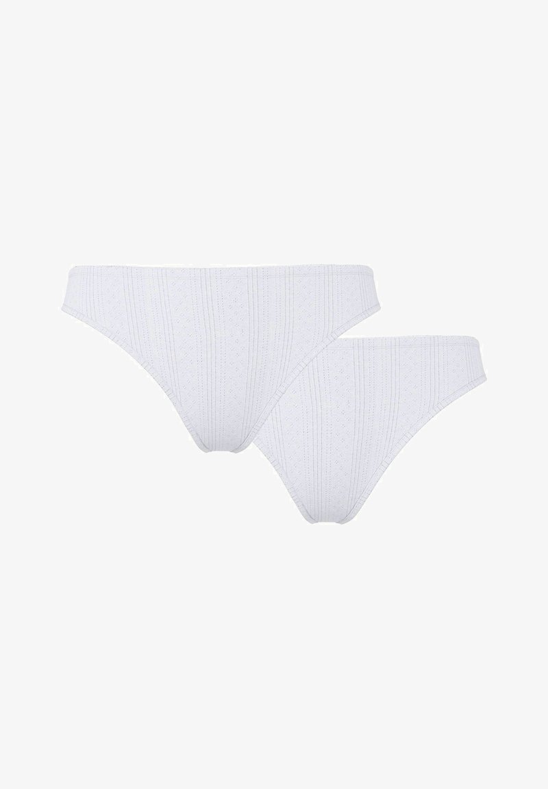 Deux culottes bikini pour femmes en coton blanc avec des motifs subtils de rayures verticales et de festons, posées à plat sur un fond blanc.