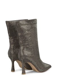 Szare siatkowe botki sięgające kostki z ostrymi noskami, szpilkami i teksturowanym wzorem w kratkę. Gładkie wewnętrzne wykończenie i jasnozłota podeszwa.