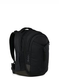 Mochila negra hecha de tela duradera con correas de hombro acolchadas, múltiples compartimentos con cremallera y acentos texturizados en la parte inferior.