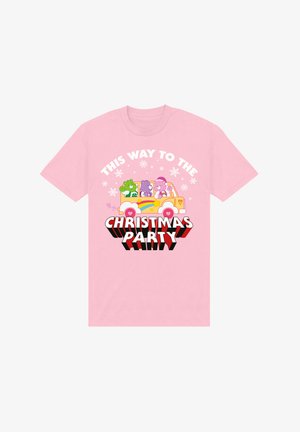 T-shirt en coton rose avec des ours en dessin animé dans une voiture, portant le texte "PAR ICI POUR LA FÊTE DE NOËL" en lettres noires et rouges en gras.