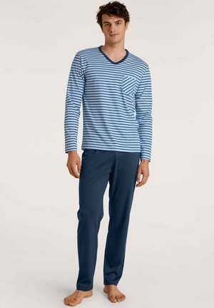 Blau-weiß gestreiftes Langarmhemd mit einer Tasche, kombiniert mit einfarbigen marineblauen Hosen. Der Stoff wirkt weich, lässig und hat eine entspannte Passform.