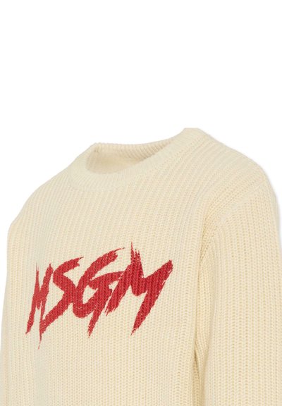 Maglione a maglia crema con texture a coste e un prominente logo rosso MSGM sul davanti, caratterizzato da un classico scollo rotondo.