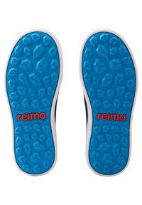 Suelas de zapatos de goma azules con una textura dentada y bordes blancos, que presentan la marca "reima" en rojo sobre un fondo negro.