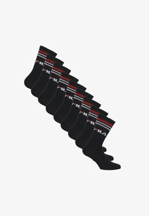 Zehn schwarze Crew-Socken mit roten und weißen Streifen am oberen Rand und dem Markennamen "FILA" in weißen Buchstaben.