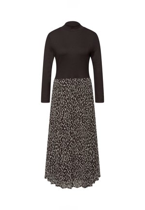 Robe longue noire à manches longues avec un col montant et une jupe plissée présentant un motif léopard brun foncé et beige.