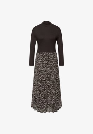 Zwarte jurk met lange mouwen, een hoge halslijn en een geplooide rok met een donkerbruine en beige luipaardprint.