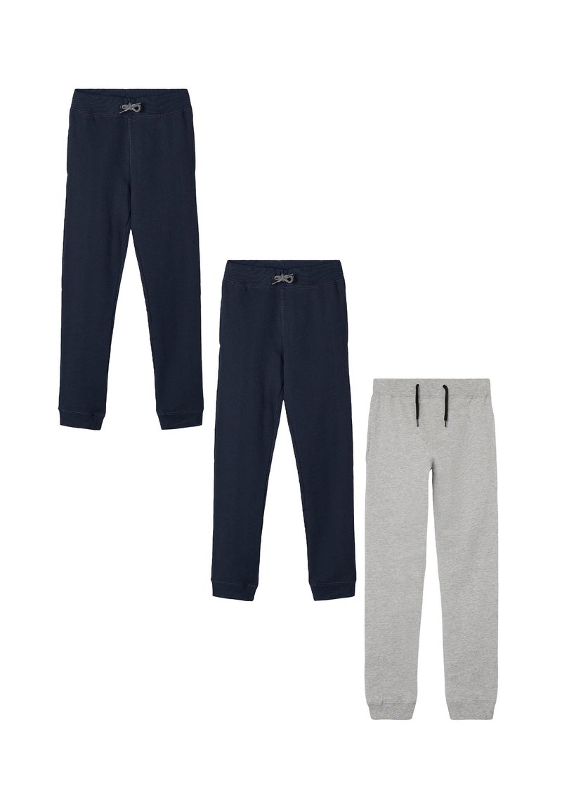Drei Paare Jogginghosen: zwei in Navyblau mit elastischen Taillenbündchen und Bündchen an den Beinen, und eine in Hellgrau mit einem Kordelzugbund.