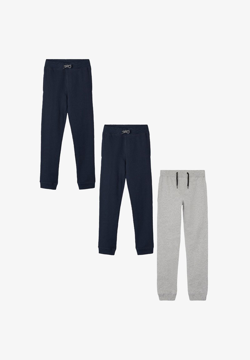 Drei Paare Jogginghosen: zwei in Navyblau mit elastischen Taillenbündchen und Bündchen an den Beinen, und eine in Hellgrau mit einem Kordelzugbund.