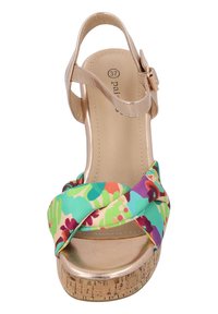 Beige plattform sandal med en korkbas, som har färgglada blommiga tygband och en vristrem med en metallspänne.