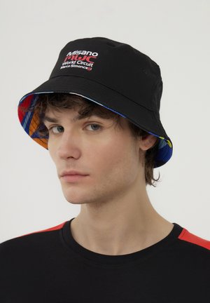 Cappello a secchiello nero con fodera interna a fantasia colorata; presenta il logo "Misano World Circuit Marco Simoncelli" in rosso sul davanti.