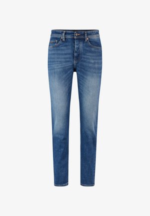 Vaqueros de mezclilla azul claro con corte ajustado, que presentan un diseño clásico de cinco bolsillos, cierre de botón y un ligero desvanecimiento a lo largo de las piernas.