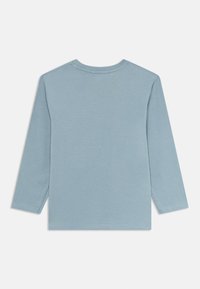 Effen lichtblauw langufficient shirt met ronde hals, plat gelegd, waarbij de achterkant zichtbaar is tegen een witte achtergrond.