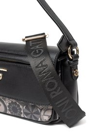 Borsa a tracolla in pelle nera con un accento grigio decorato, dotata di una tracolla staccabile con la scritta "ROME", ferrature dorate e chiusura con cerniera.