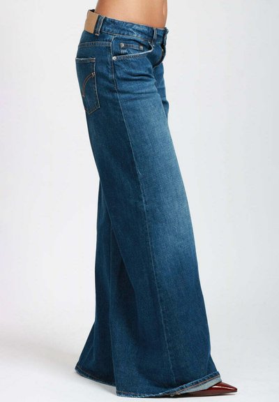 Jeans blu a gamba larga in denim, con vita media, design a cinque tasche e orlo leggermente sfilacciato.