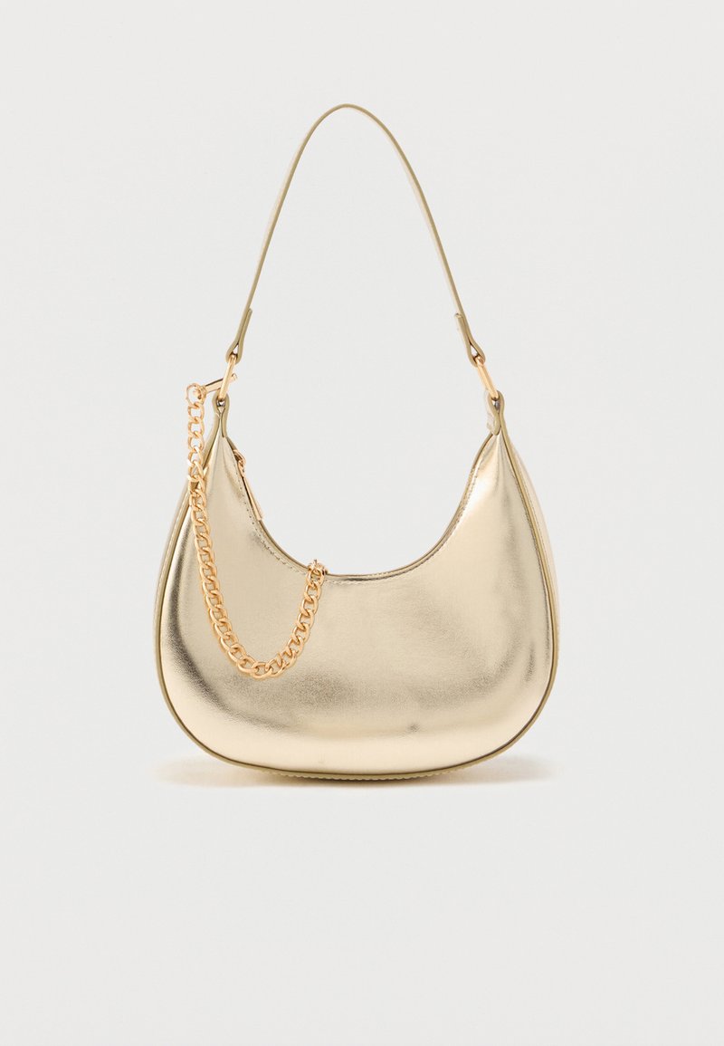 Sac à main doré métallique avec une texture lisse, une forme incurvée et un accent chaîne sur la bandoulière. Dispose d'une seule bandoulière pour le porter à l'épaule.