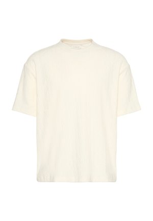 Kremowy top z krótkim rękawem, wykonany na drutach, z delikatnym pionowym wzorem warkocza i okrągłym dekoltem, prezentowany na białym tle.