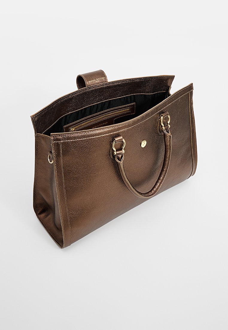 Sac fourre-tout en cuir marron avec une finition texturée, ouverture sur le dessus, deux poignées solides et une poche intérieure ; il comporte des accents en métal doré.