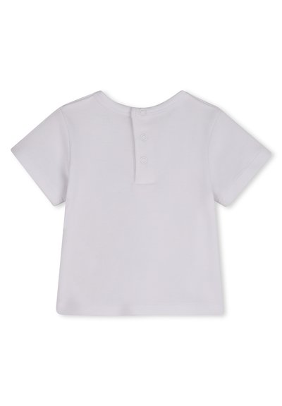 Λευκό μωρουδιακό μπλουζάκι με κοντά μανίκια, διαθέτει τρία κουμπιά στο πίσω μέρος του λαιμού για εύκολο ντύσιμο και ξεκούμπωμα.