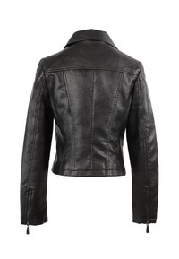 Giubbotto in pelle nera con design aderente, colletto a punta e polsini con zip. Texture liscia con cuciture verticali posteriori e taglio sartoriale.