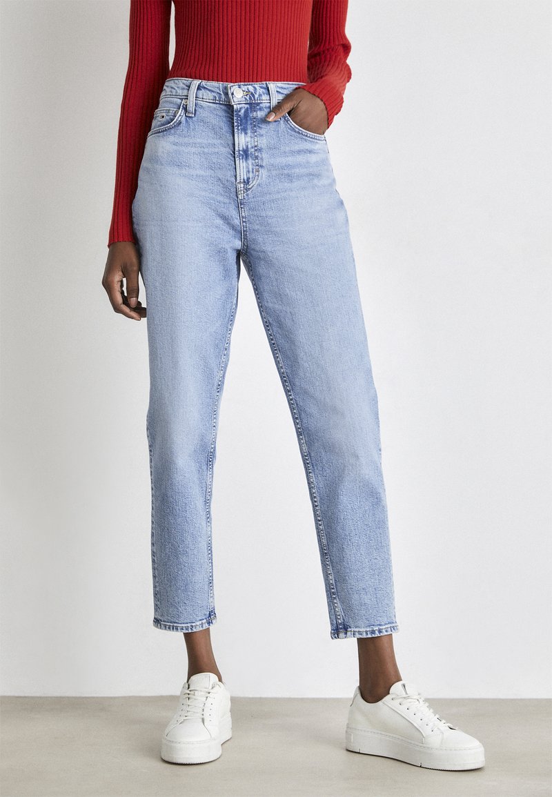 Tommy Jeans MOM SLIM - Džíny Slim Fit - denim light/světlemodrý denim ...