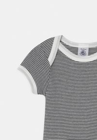 Grå och vit randig kortärmad bodysuit med rund halsringning, med en mjuk stickad textur och vit kant runt ärmar och krage.
