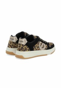 Leopardenmuster-Sneaker mit schwarzen Wildleder-Akzenten, metallisch-goldener Branding und einer strukturierten Gummisohle. Runde Zehenform und Schnürdesign.