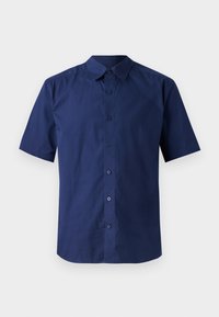 Camisa de manga corta de color azul marino hecha de algodón; cuenta con un cierre de botones en la parte delantera, cuello estándar y textura suave sin patrones.