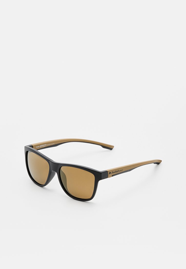 Czarne i brązowe okulary przeciwsłoneczne o prostokątnym kształcie, brązowych soczewkach i teksturowanej czarnej oprawie z brandingiem "Red Bull SPECT" na ramionach.
