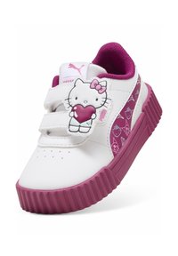 Nuorten tennarit ovat valkoista nahkaa, jossa on vaaleanpunaisia aksentteja, tarranauhat, Hello Kitty -grafiikka kengän kielessä ja teksturoitu violetti pohja.