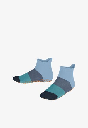 Deux paires de chaussettes courtes dans des tons de bleu et de gris, avec des points de grip colorés sur la semelle pour une meilleure adhérence.