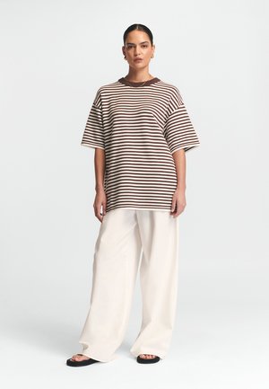 ST MRLO VACATION - Apdrukāts T-krekls - chocolate stripe