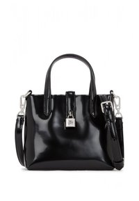 Zwarte glanzende handtas met dubbele handvatten, afneembare schouderriem en een metalen slotdetail aan de voorkant. Gladde, strakke textuur.