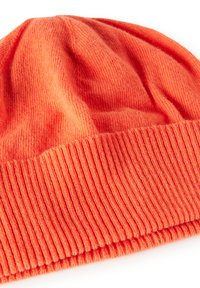 Berretto in maglia arancione con una fascia a coste. Tessuto morbido con una parte superiore leggermente scivolosa, caratterizzato da un design senza cuciture e un colore vivace.