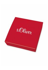 Scatola regalo rossa di s.Oliver, forma rettangolare con finitura liscia, con branding bianco sul coperchio, design minimalista e senza motivi visibili.