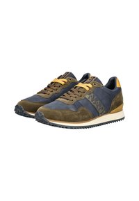 Para niskich sneakersów w niebieskim i oliwkowym zamszu z żółtymi akcentami i teksturowanymi czarnymi podeszwami, widok z boku pod kątem.