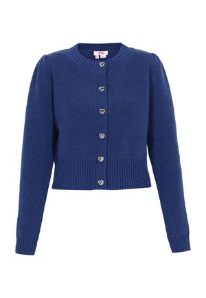 Blauer gestrickter Cardigan mit gerippten Bündchen und Saum, der herzförmige silberne Knöpfe entlang der Vorderseite und einen runden Ausschnitt hat.
