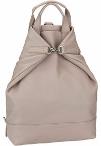 Ljus beige läderryggsäck med en mjuk textur. Har en unik vikdesign, metallhardware och justerbara axelremmar.