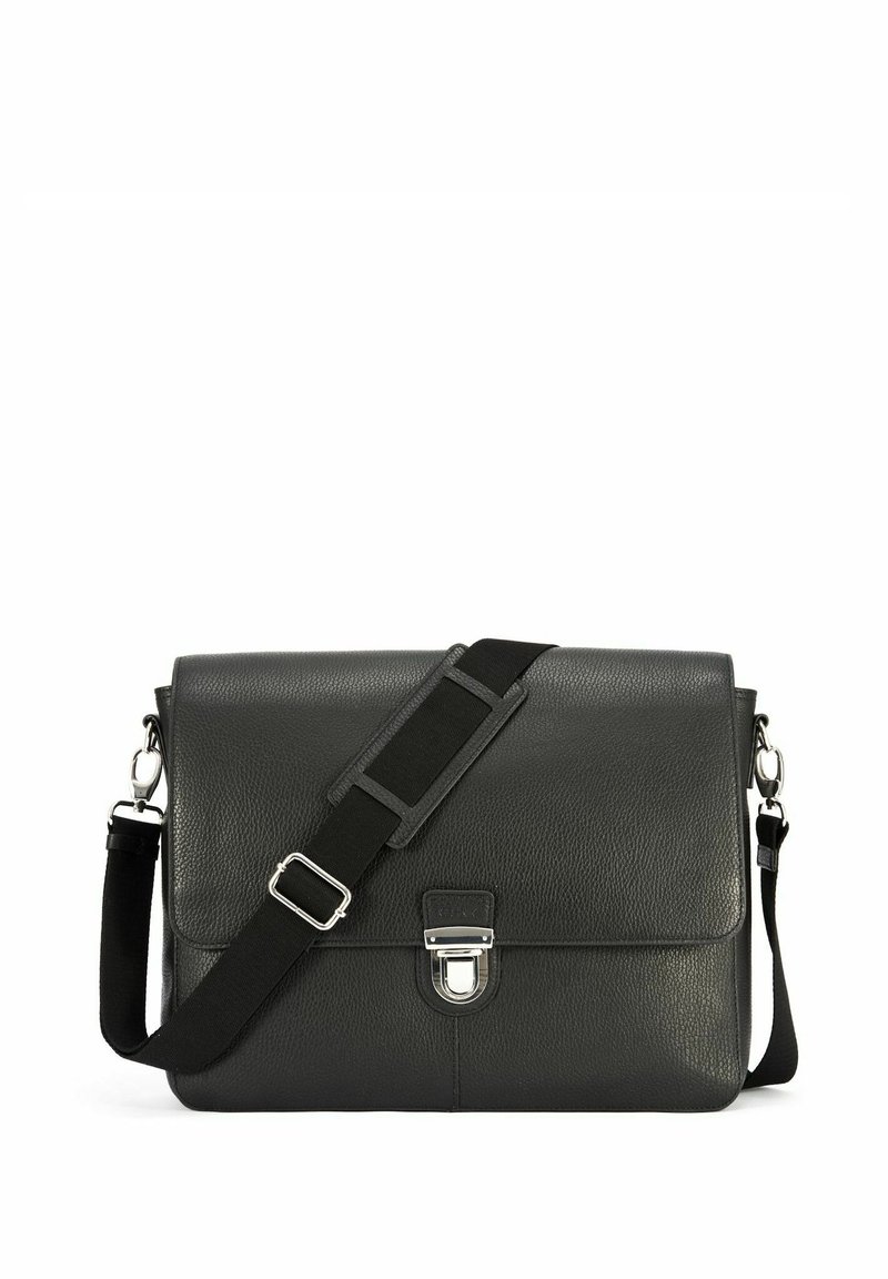 Czarna skórzana torba messengerska o teksturowanym wykończeniu, z regulowanym paskiem na ramię i metalowym zapięciem. Charakteryzuje się minimalistycznym designem.