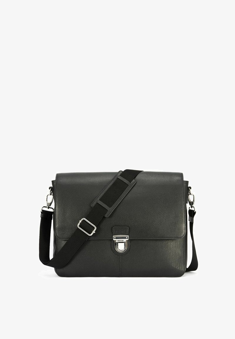 Czarna skórzana torba messengerska o teksturowanym wykończeniu, z regulowanym paskiem na ramię i metalowym zapięciem. Charakteryzuje się minimalistycznym designem.